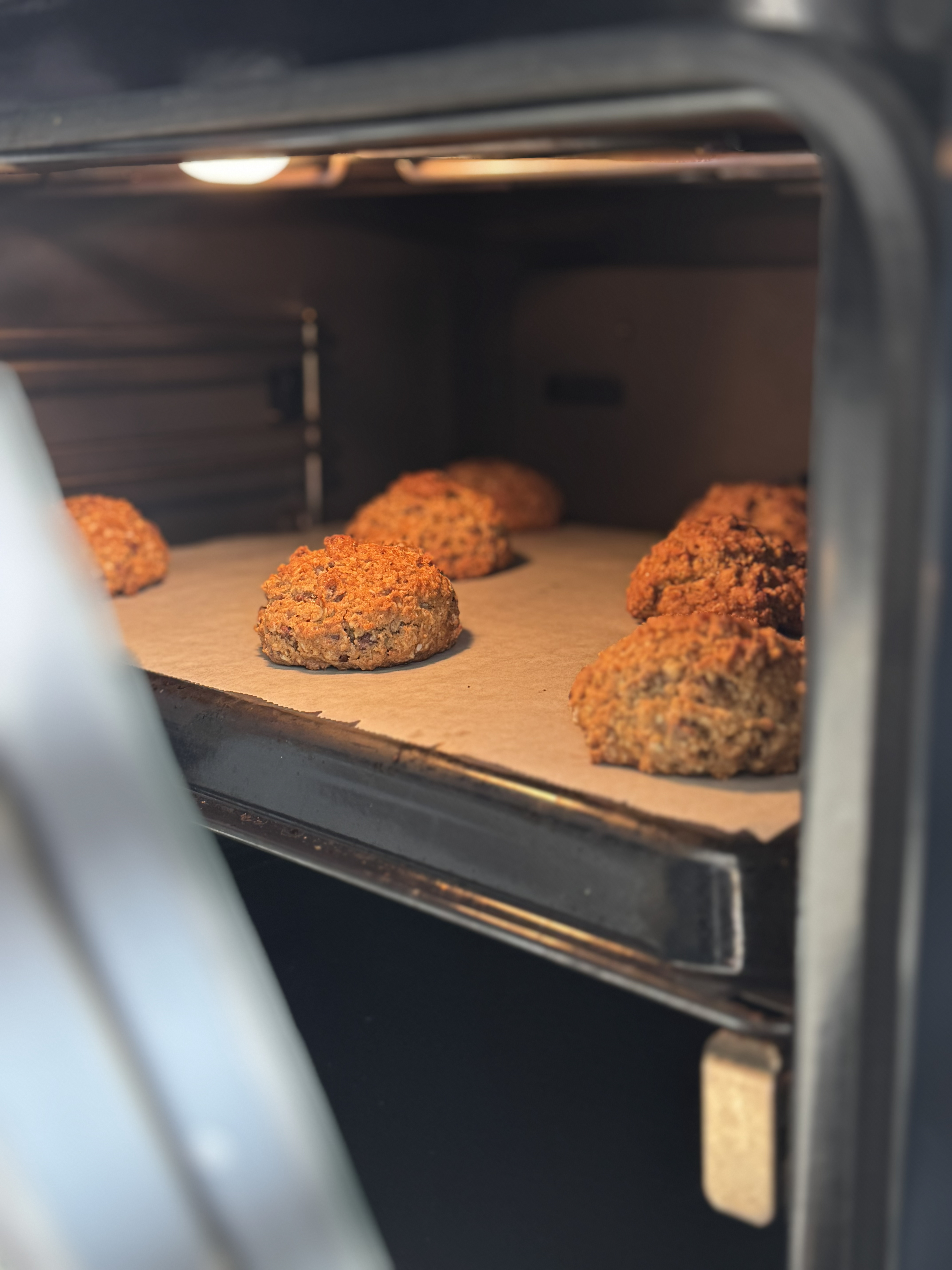 Warme close-up van rustieke koeken in een open oven