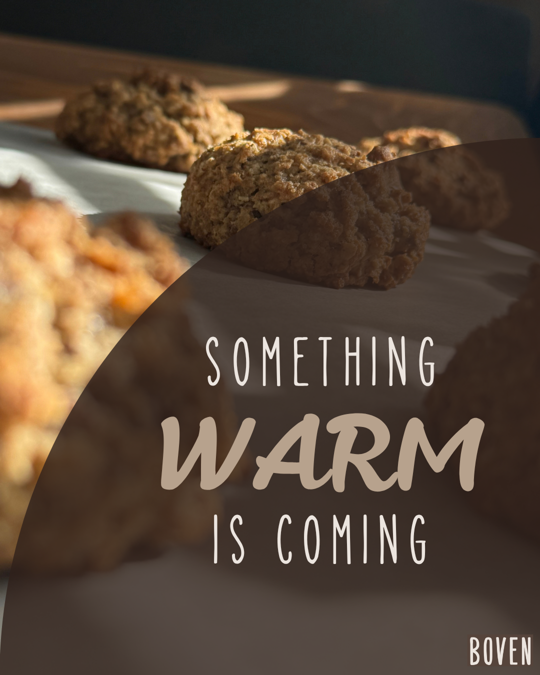 Lichte Something warm is coming visual met koeken
